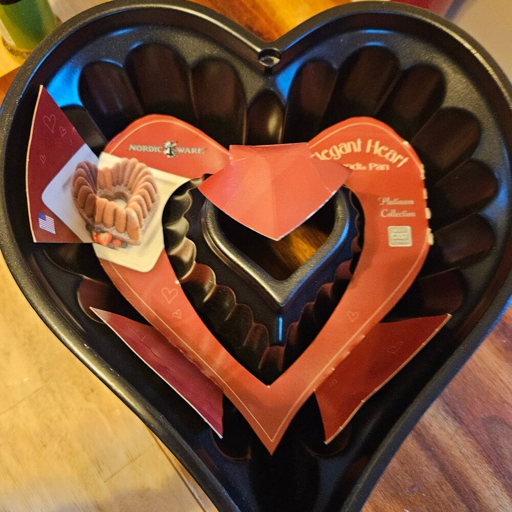 nordic ware elegant heart bundt pan cast aluminum brand new